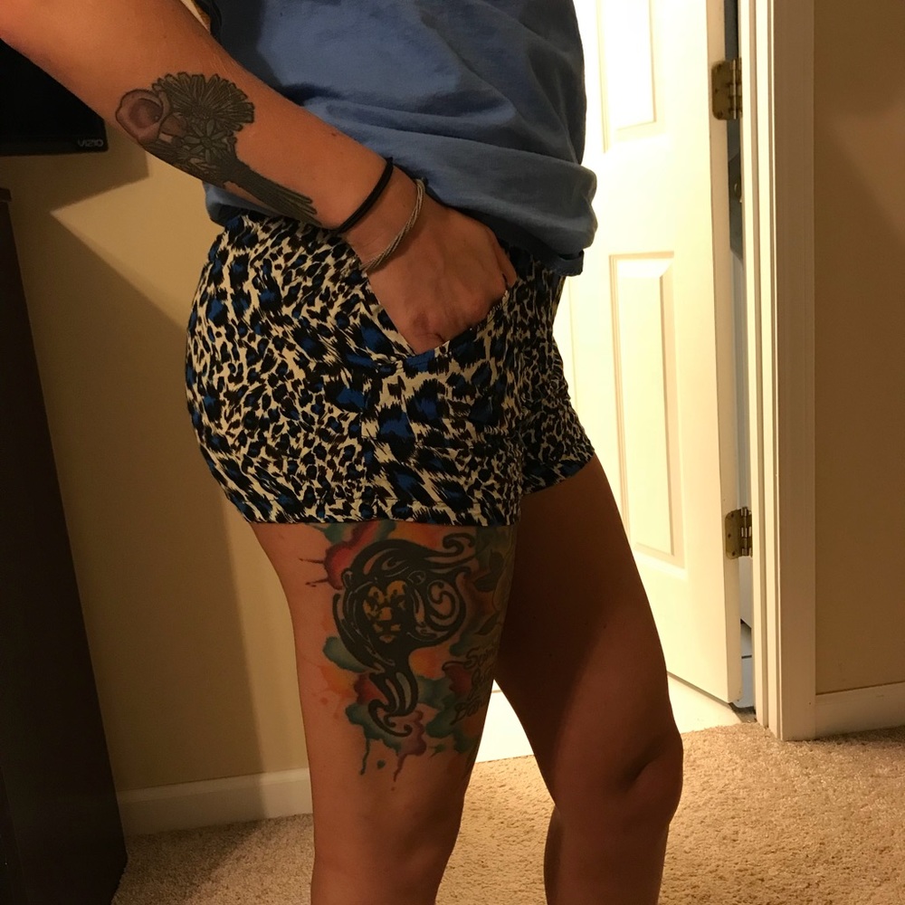 Stretchy, cheetah print shorts with pockets